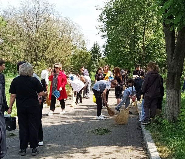 В преддверии празднования 80-летия Победы в Великой Отечественной войне в пгт Ивановка прошел очередной субботник, который собрал вместе представителей различных организаций и молодежь В преддверии празднования 80-летия Победы в Великой Отечественной войне в пгт Ивановка прошел очередной субботник, который собрал вместе представителей различных организаций и молодежь