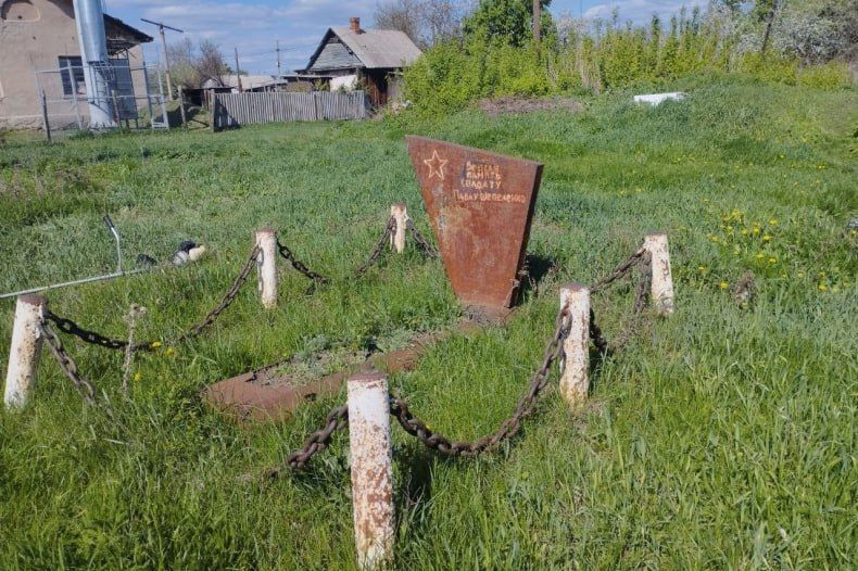 В пгт Калининский ко Дню Победы продолжают благоустраивать захоронения героев Великой Отечественной войны В пгт Калининский ко Дню Победы продолжают благоустраивать захоронения героев Великой Отечественной войны