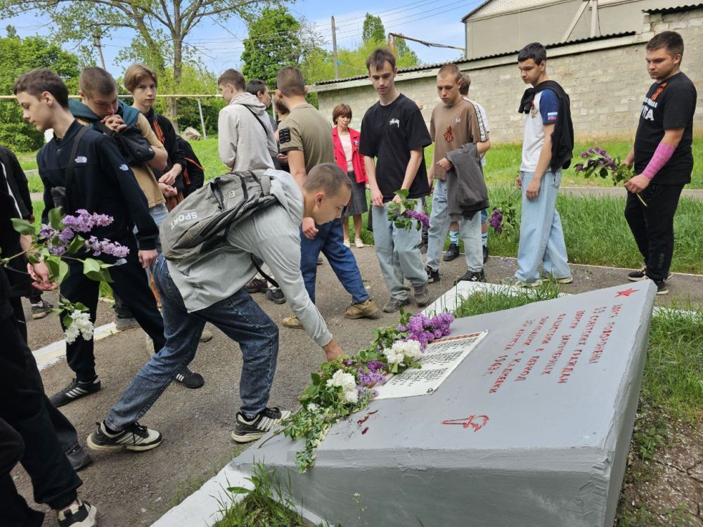 9. В честь 80-й годовщины Победы в Великой Отечественной войне студенты Колледжа возложили цветы к Братской могиле жертв фашизма "Непокоренные" 9. В честь 80-й годовщины Победы в Великой Отечественной войне студенты Колледжа возложили цветы к Братской могиле жертв фашизма "Непокоренные"