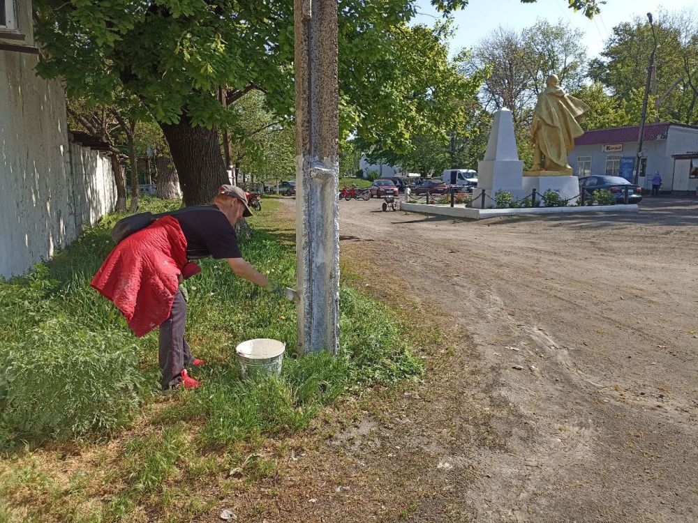 В целях обеспечения благоприятной среды для проживания населения на территории пгт Новодарьевка продолжаются работы по благоустройству общественных территорий В целях обеспечения благоприятной среды для проживания населения на территории пгт Новодарьевка продолжаются работы по благоустройству общественных территорий