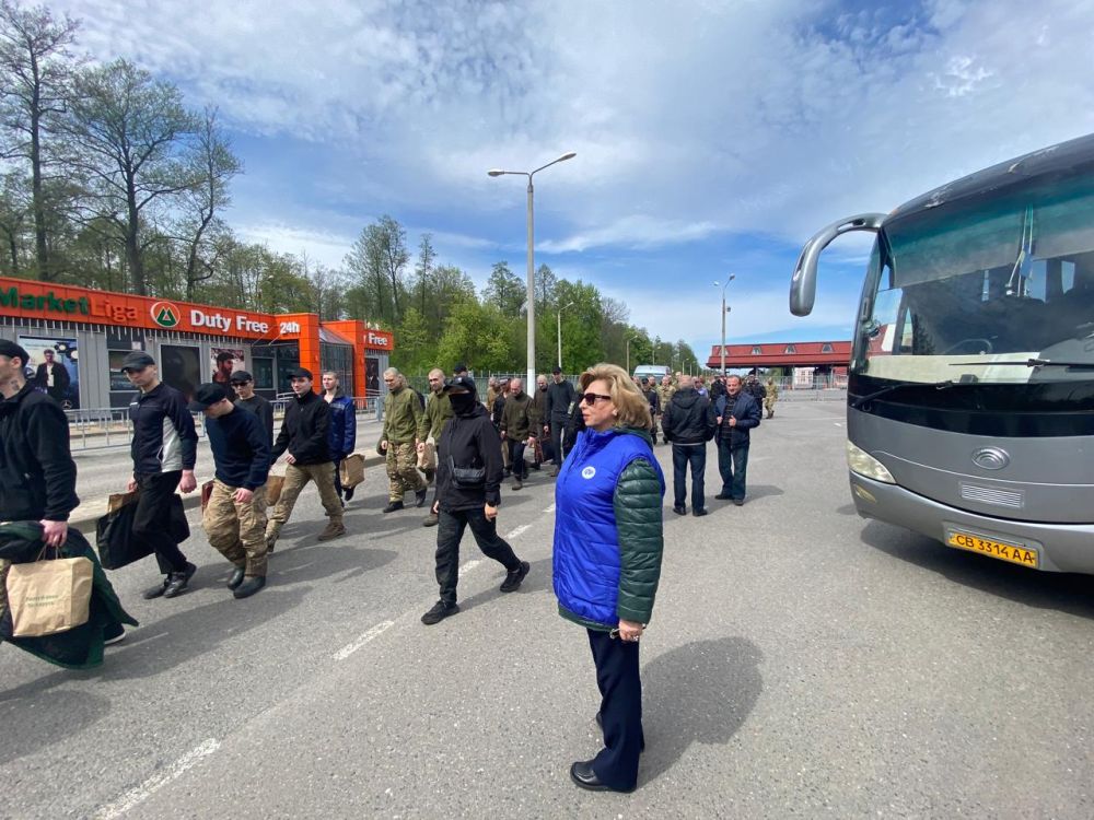 Татьяна Москалькова: Особенно волнительно и приятно в преддверии 80-летия Победы встретить на границе Белоруссии и Украины 205 наших защитников Родины, освобожденных благодаря Президенту Российской Федерации, Минобороны... Татьяна Москалькова: Особенно волнительно и приятно в преддверии 80-летия Победы встретить на границе Белоруссии и Украины 205 наших защитников Родины, освобожденных благодаря Президенту Российской Федерации, Минобороны...