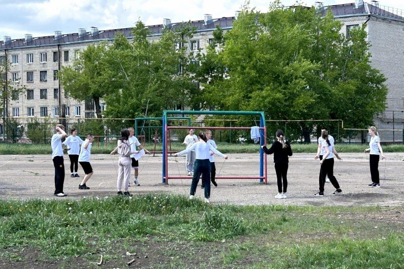 Свердловские активисты присоединились к Республиканскому форуму «Луганский характер – характер победителей» Свердловские активисты присоединились к Республиканскому форуму «Луганский характер – характер победителей»