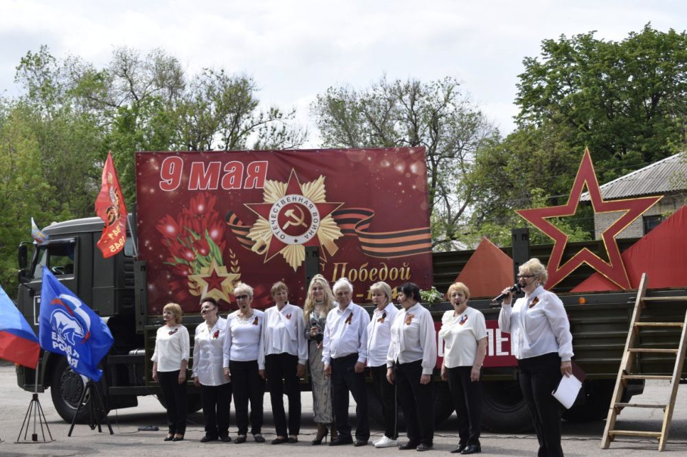 В канун 80-й годовщины Великой Победы в Брянке под эгидой Всероссийской политической партии «Единая Россия» стартовал «Поезд Победы» тематические выездные концерты в отдаленные жилмассивы города В канун 80-й годовщины Великой Победы в Брянке под эгидой Всероссийской политической партии «Единая Россия» стартовал «Поезд Победы» тематические выездные концерты в отдаленные жилмассивы города