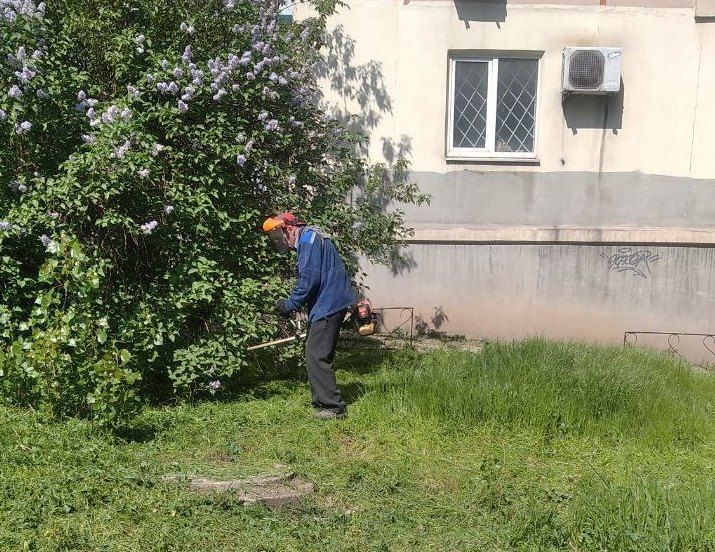 Службы ЖКХ продолжают работы по покосу травы на территории города Службы ЖКХ продолжают работы по покосу травы на территории города