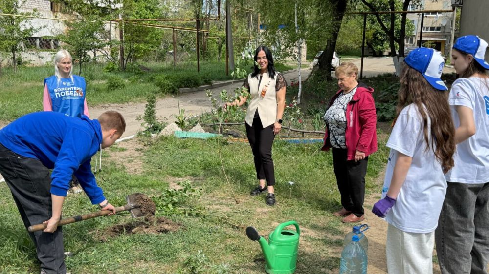В рамках акции «Палисадник Победы» партии «Единая Россия» активисты высадили цветы у подъезда под окнами ветерана Великой Отечественной войны Кравцова Константина Георгиевича В рамках акции «Палисадник Победы» партии «Единая Россия» активисты высадили цветы у подъезда под окнами ветерана Великой Отечественной войны Кравцова Константина Георгиевича