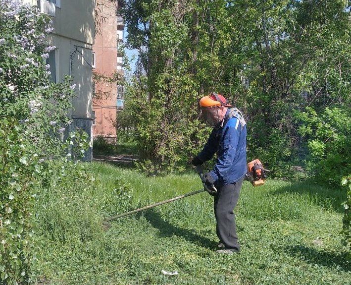 Службы ЖКХ продолжают работы по покосу травы на территории города Службы ЖКХ продолжают работы по покосу травы на территории города