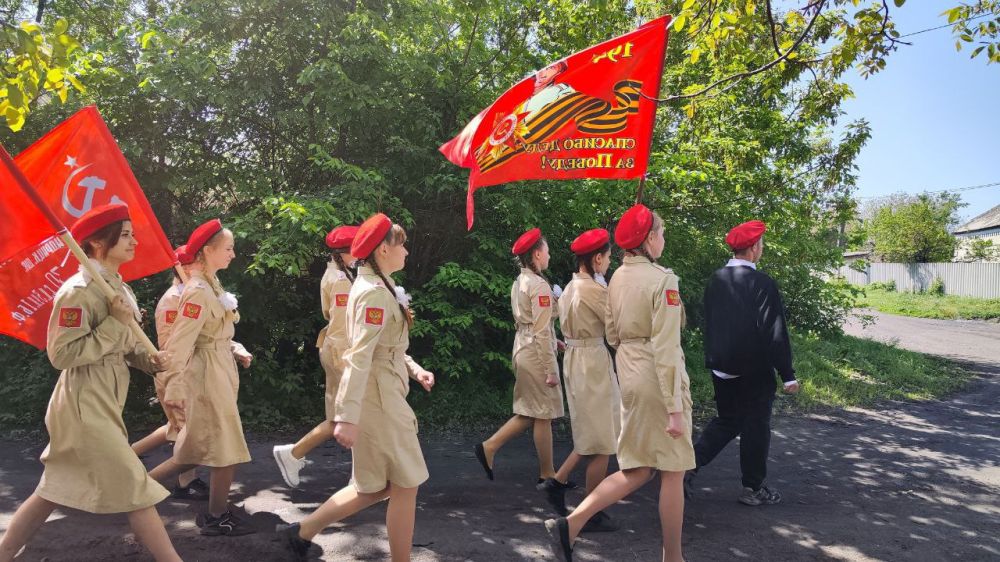 Сегодня активисты Движения Первых и юнармейцы Новодарьевской школы им. В. Д. Луганского провели парад у дома ветерана Великой Отечественной войны Сегодня активисты Движения Первых и юнармейцы Новодарьевской школы им. В. Д. Луганского провели парад у дома ветерана Великой Отечественной войны