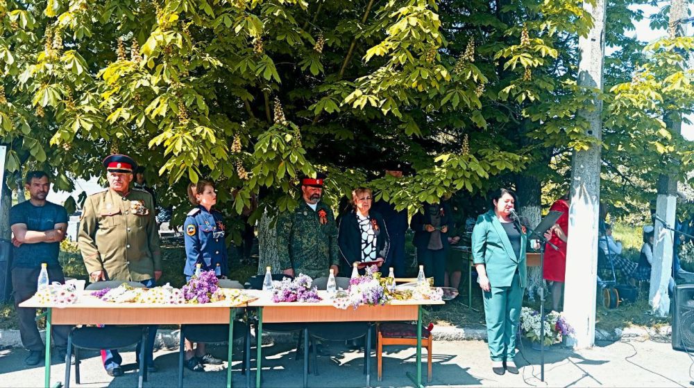 Сегодня на площади имени Стаханова пгт Ясеновский собрались на митинг, посвященный Дню Добровольца Донбасса, представители общественных организаций, образовательных учреждений, Дома культуры им. Горького, ветераны боевых... Сегодня на площади имени Стаханова пгт Ясеновский собрались на митинг, посвященный Дню Добровольца Донбасса, представители общественных организаций, образовательных учреждений, Дома культуры им. Горького, ветераны боевых...