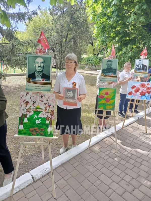 В честь Дня Победы в Сватовской специальной (коррекционной) школе-интернате состоялось торжественное мероприятие, посвящённое акции «Бессмертный полк» В честь Дня Победы в Сватовской специальной (коррекционной) школе-интернате состоялось торжественное мероприятие, посвящённое акции «Бессмертный полк»