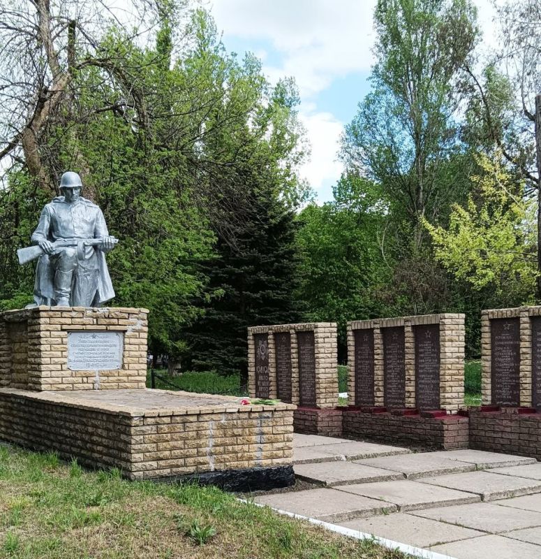 В преддверии празднования 80-летия Победы в Великой Отечественной войне в пгт Ивановка прошел очередной субботник, который собрал вместе представителей различных организаций и молодежь В преддверии празднования 80-летия Победы в Великой Отечественной войне в пгт Ивановка прошел очередной субботник, который собрал вместе представителей различных организаций и молодежь