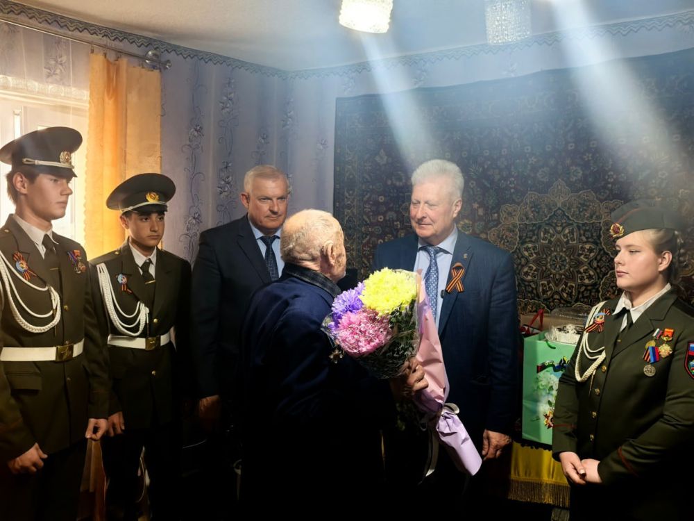 Сергей Козенко: Сегодня, в преддверии знаменательной даты – 80-летия Великой Победы, вместе с председателем Совета Краснодонского муниципального округа Владимиром Шавлаем, заместителем председателя Молодежной палаты при... Сергей Козенко: Сегодня, в преддверии знаменательной даты – 80-летия Великой Победы, вместе с председателем Совета Краснодонского муниципального округа Владимиром Шавлаем, заместителем председателя Молодежной палаты при...