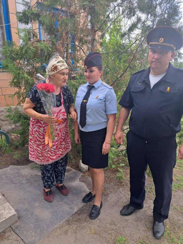 В преддверии Дня Победы сотрудники ОГИБДД ОМВД России «Беловодский» навестили ветерана Великой Отечественной войны Елену Бондарь В преддверии Дня Победы сотрудники ОГИБДД ОМВД России «Беловодский» навестили ветерана Великой Отечественной войны Елену Бондарь