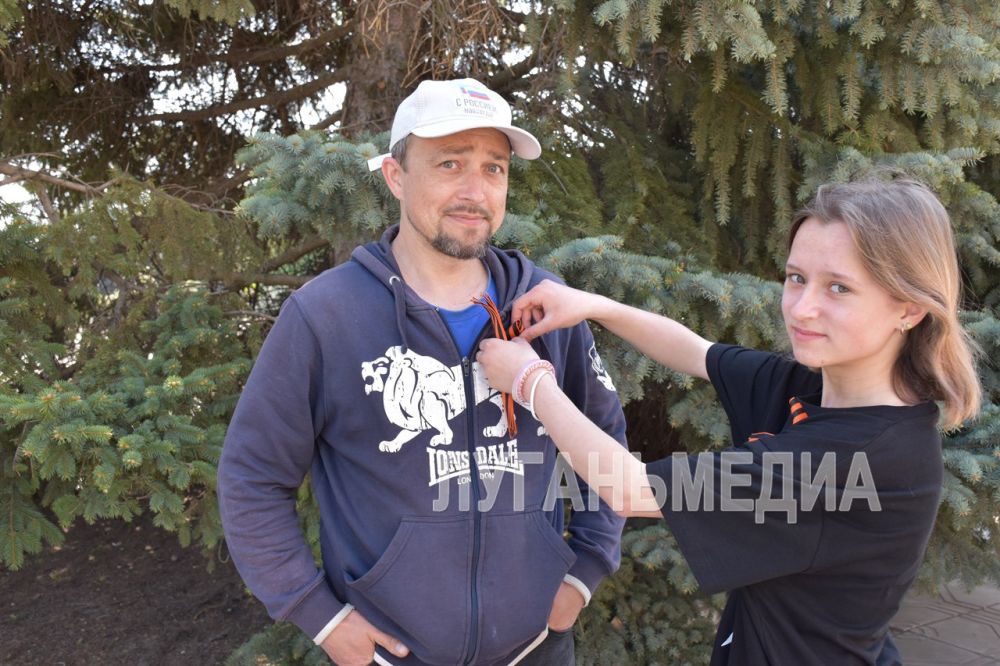 Активисты Движения Первых Первомайского колледжа вместе с советником директора Ольгой Янсонс и педагогом Еленой Расторгуевой приняли участие в патриотической акции, приуроченной ко Дню Победы Активисты Движения Первых Первомайского колледжа вместе с советником директора Ольгой Янсонс и педагогом Еленой Расторгуевой приняли участие в патриотической акции, приуроченной ко Дню Победы