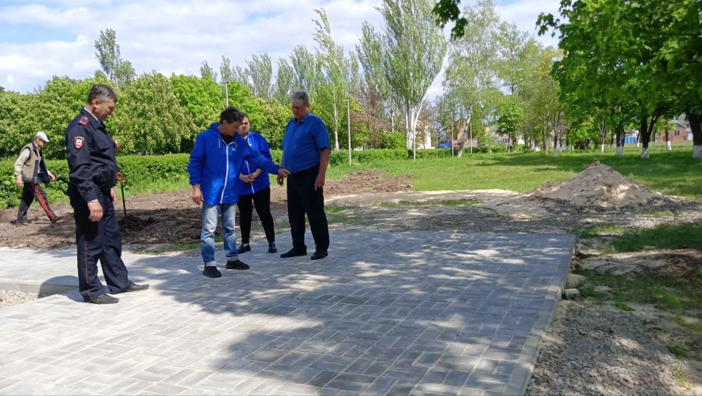 Единороссы проверили благоустройство перезахоронения красноармейцев Единороссы проверили благоустройство перезахоронения красноармейцев