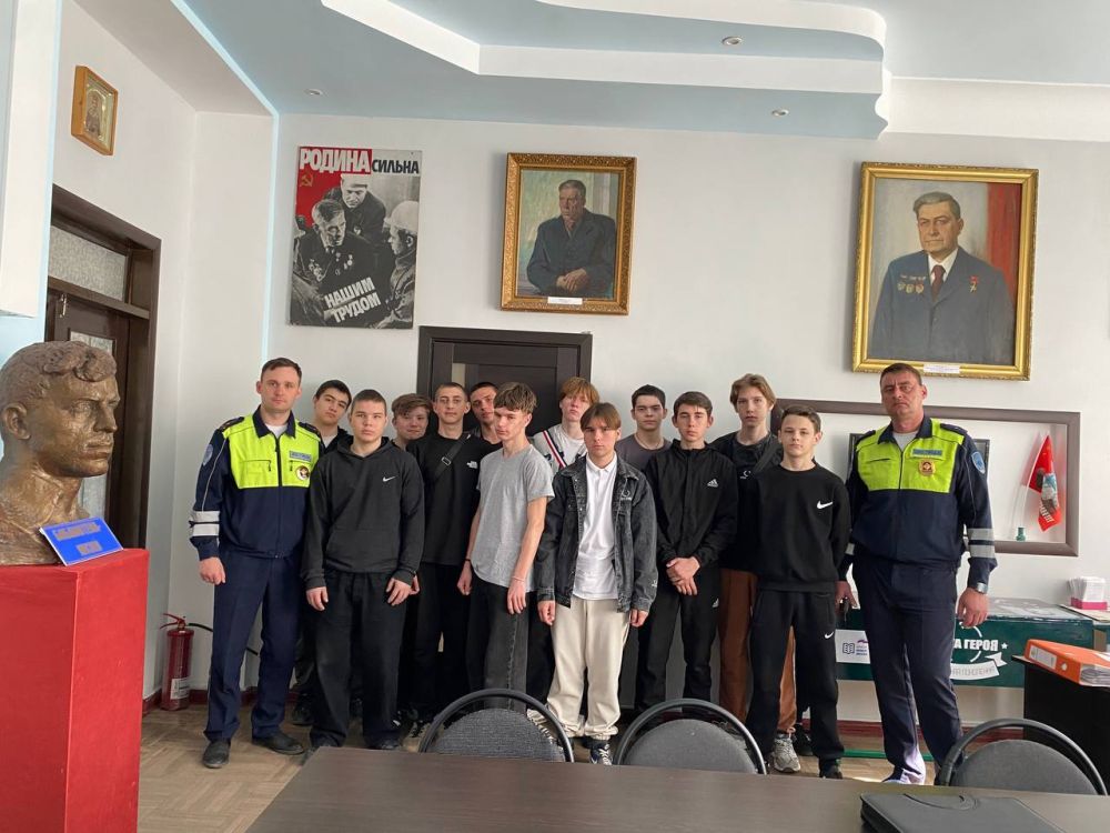 В рамках укрепления правовой грамотности и профилактики правонарушений среди молодежи, состоялась профилактическая встреча между сотрудниками "Госавтоинспекции" и студентами Колледжа в формате "круглого стола" В рамках укрепления правовой грамотности и профилактики правонарушений среди молодежи, состоялась профилактическая встреча между сотрудниками "Госавтоинспекции" и студентами Колледжа в формате "круглого стола"