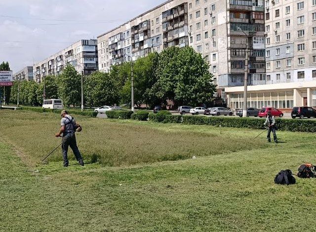 Службы ЖКХ продолжают работы по покосу травы на территории города Службы ЖКХ продолжают работы по покосу травы на территории города
