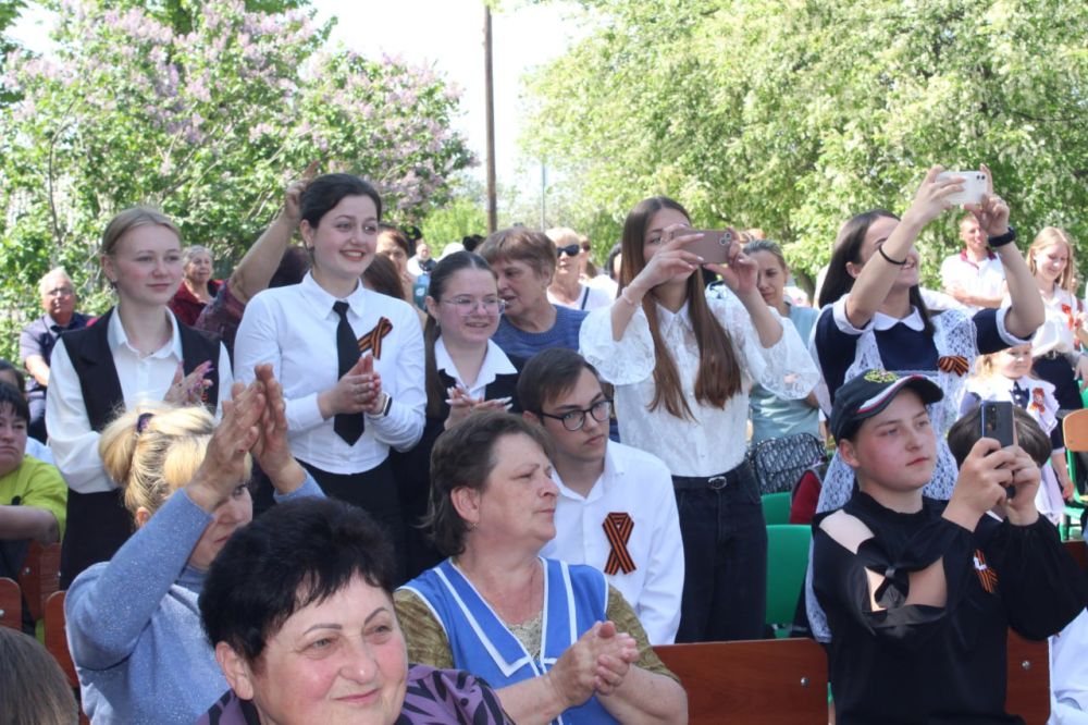 В рамках партпроекта «Историческая память» при поддержке первичного отделения «Единой России» №14 в селе Красный Луч состоялся концерт Фронтовой творческой бригады Ансамбля песни и пляски Южного военного округа «Рубиновая... В рамках партпроекта «Историческая память» при поддержке первичного отделения «Единой России» №14 в селе Красный Луч состоялся концерт Фронтовой творческой бригады Ансамбля песни и пляски Южного военного округа «Рубиновая...