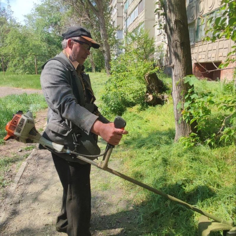 Сотрудники Алчевского филиала Единой управляющей компании проводят работы по покосу зелёной зоны придомовых территорий многоквартирных домов города Сотрудники Алчевского филиала Единой управляющей компании проводят работы по покосу зелёной зоны придомовых территорий многоквартирных домов города