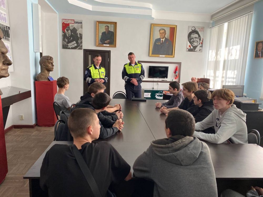 В рамках укрепления правовой грамотности и профилактики правонарушений среди молодежи, состоялась профилактическая встреча между сотрудниками "Госавтоинспекции" и студентами Колледжа в формате "круглого стола" В рамках укрепления правовой грамотности и профилактики правонарушений среди молодежи, состоялась профилактическая встреча между сотрудниками "Госавтоинспекции" и студентами Колледжа в формате "круглого стола"