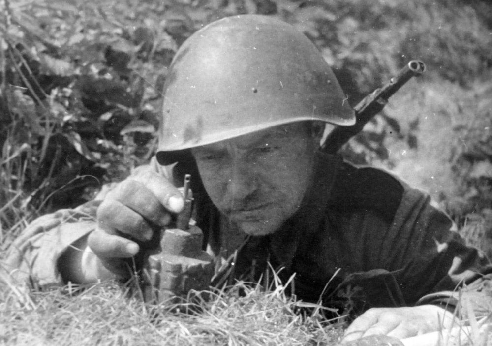 Оружие Победы: шлем СШ-40. СШ-40 — легендарный советский шлем, ставший символом мужества и защиты солдат Великой Отечественной войны Оружие Победы: шлем СШ-40. СШ-40 — легендарный советский шлем, ставший символом мужества и защиты солдат Великой Отечественной войны