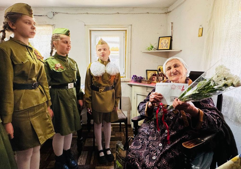 Сегодня орлята- сентябрята, «Первые», юнармейцы Ровеньковской школы № 8 им. С.В. Полуянова с особой гордостью вручили персональные поздравительные письма с Днем Победы от Президента Российской Федерации Владимира Путина... Сегодня орлята- сентябрята, «Первые», юнармейцы Ровеньковской школы № 8 им. С.В. Полуянова с особой гордостью вручили персональные поздравительные письма с Днем Победы от Президента Российской Федерации Владимира Путина...