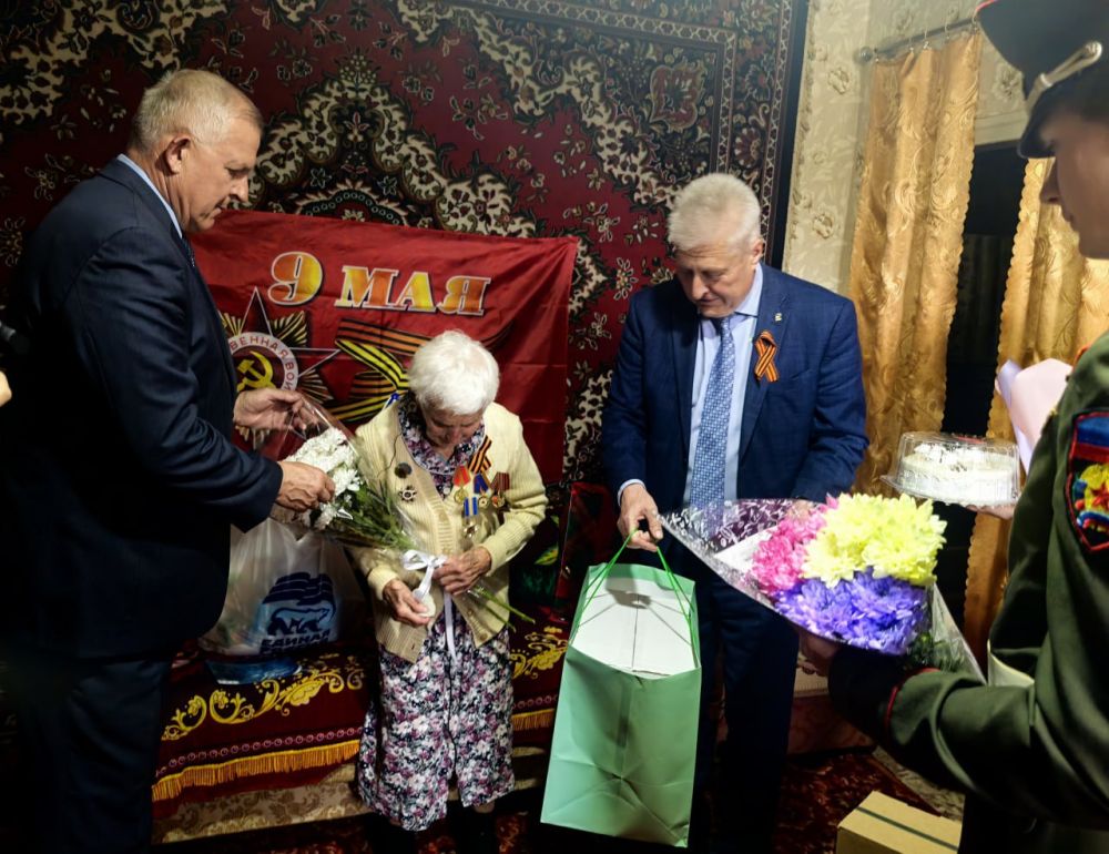 Сергей Козенко: Сегодня, в преддверии знаменательной даты – 80-летия Великой Победы, вместе с председателем Совета Краснодонского муниципального округа Владимиром Шавлаем, заместителем председателя Молодежной палаты при... Сергей Козенко: Сегодня, в преддверии знаменательной даты – 80-летия Великой Победы, вместе с председателем Совета Краснодонского муниципального округа Владимиром Шавлаем, заместителем председателя Молодежной палаты при...