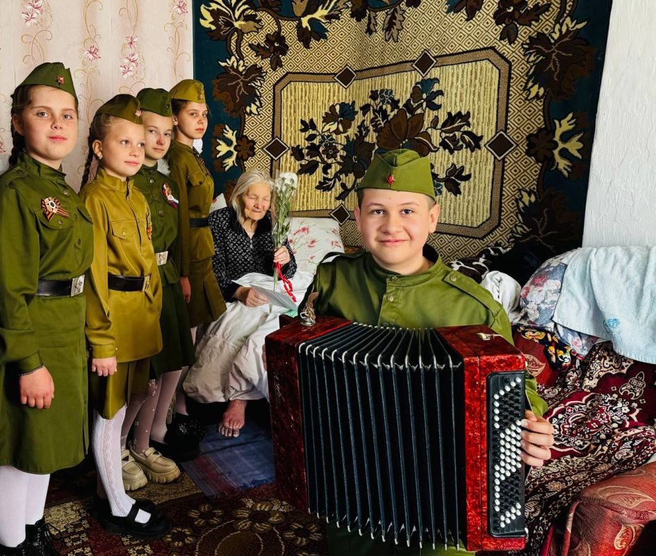 Сегодня орлята- сентябрята, «Первые», юнармейцы Ровеньковской школы № 8 им. С.В. Полуянова с особой гордостью вручили персональные поздравительные письма с Днем Победы от Президента Российской Федерации Владимира Путина... Сегодня орлята- сентябрята, «Первые», юнармейцы Ровеньковской школы № 8 им. С.В. Полуянова с особой гордостью вручили персональные поздравительные письма с Днем Победы от Президента Российской Федерации Владимира Путина...