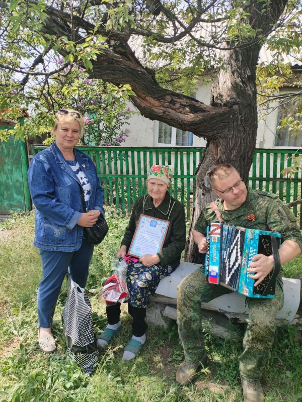 Ветераны Красного Луча получили праздничные поздравления к 80-летию Великой Победы Ветераны Красного Луча получили праздничные поздравления к 80-летию Великой Победы