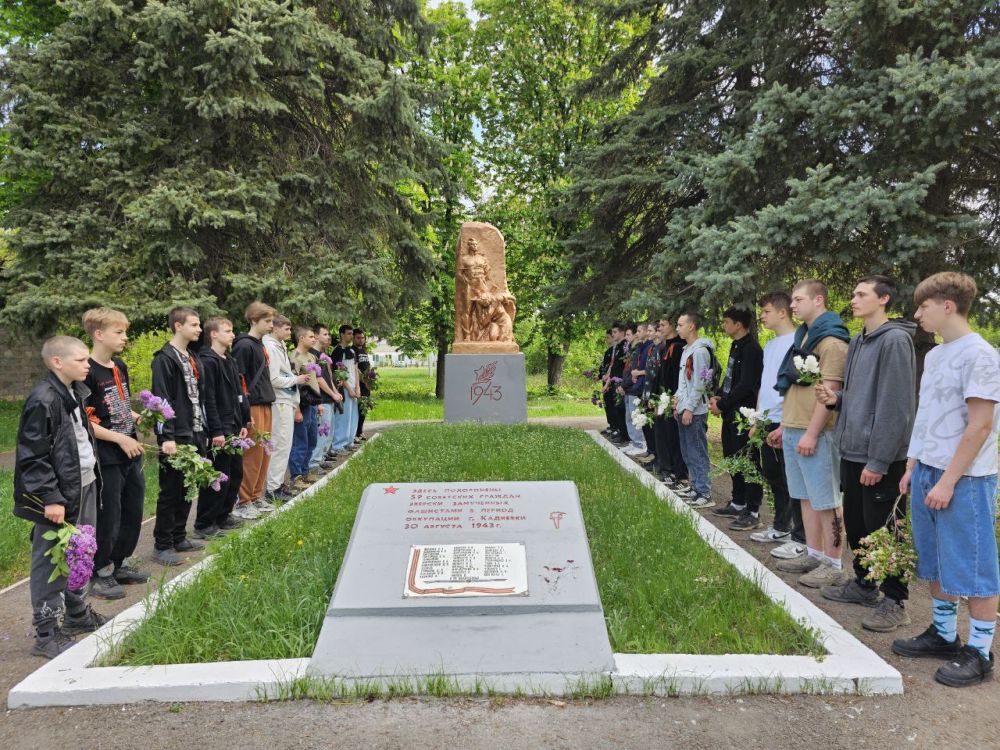 9. В честь 80-й годовщины Победы в Великой Отечественной войне студенты Колледжа возложили цветы к Братской могиле жертв фашизма "Непокоренные" 9. В честь 80-й годовщины Победы в Великой Отечественной войне студенты Колледжа возложили цветы к Братской могиле жертв фашизма "Непокоренные"