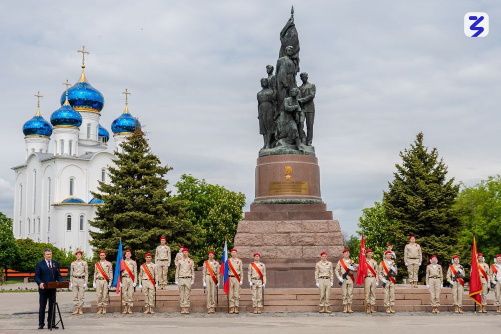 Обучающиеся Брянковской специализированной школы №1 произнесли на центральной площади Краснодона слова торжественной клятвы верности Родине и братству, вступая в ряды всероссийского детско-юношеского военно-патриотического... Обучающиеся Брянковской специализированной школы №1 произнесли на центральной площади Краснодона слова торжественной клятвы верности Родине и братству, вступая в ряды всероссийского детско-юношеского военно-патриотического...