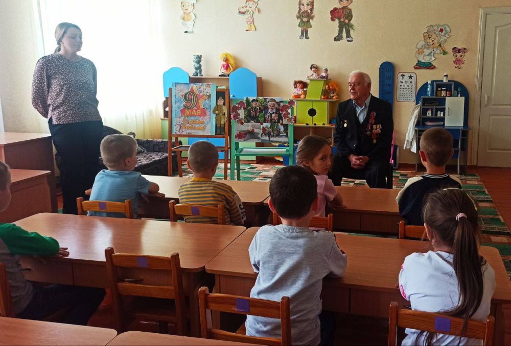 В преддверии празднования 80-й годовщины Победы в Великой Отечественной войне в Ясли-саду № 1 «Ласточка» прошла познавательная беседа воспитанников подготовительной группы «Калинка» с почетным гражданином Меловского района... В преддверии празднования 80-й годовщины Победы в Великой Отечественной войне в Ясли-саду № 1 «Ласточка» прошла познавательная беседа воспитанников подготовительной группы «Калинка» с почетным гражданином Меловского района...