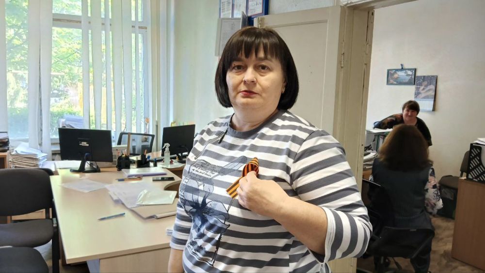 В Меловом раздали георгиевские ленточки в рамках акции "Георгиевская ленточка" В Меловом раздали георгиевские ленточки в рамках акции "Георгиевская ленточка"
