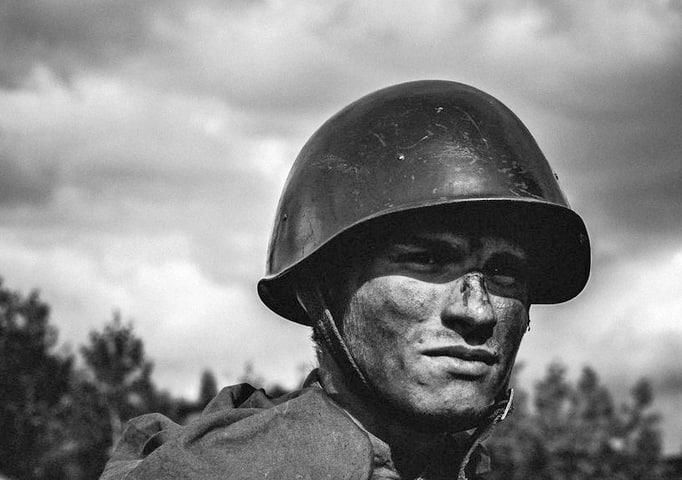 Оружие Победы: шлем СШ-40. СШ-40 — легендарный советский шлем, ставший символом мужества и защиты солдат Великой Отечественной войны Оружие Победы: шлем СШ-40. СШ-40 — легендарный советский шлем, ставший символом мужества и защиты солдат Великой Отечественной войны