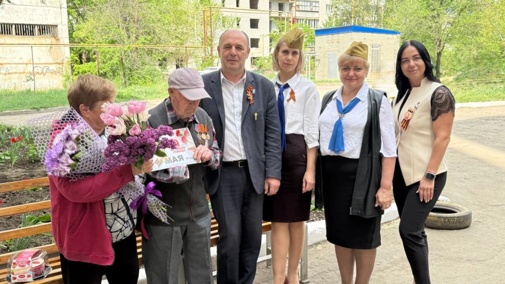 Палисадник Победы. Вместе с активистами Единой России, Молодой Гвардии ЕР и Волонтёрами Победы благоустроили клумбу возле дома ветерана Великой Отечественной войны Кравцова Константина Георгиевича Палисадник Победы. Вместе с активистами Единой России, Молодой Гвардии ЕР и Волонтёрами Победы благоустроили клумбу возле дома ветерана Великой Отечественной войны Кравцова Константина Георгиевича