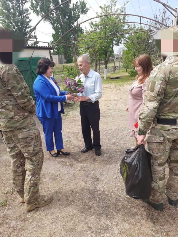 6.05.2025 г.сотрудники Передельского отдела жизнеобеспечения совместно с военнослужащими РФ поздравили ветеранов Великой Отечественной войны с Днем Победы и передали им продуктовые наборы 6.05.2025 г.сотрудники Передельского отдела жизнеобеспечения совместно с военнослужащими РФ поздравили ветеранов Великой Отечественной войны с Днем Победы и передали им продуктовые наборы