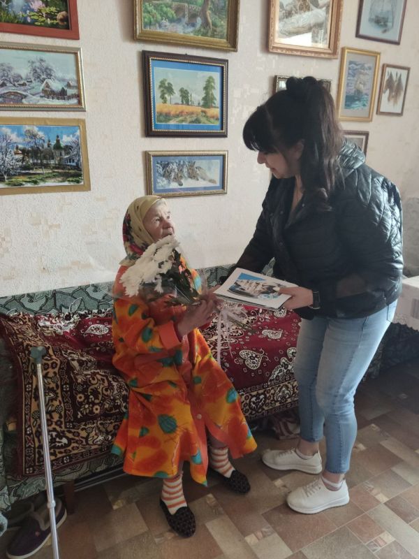 Сегодня принимала поздравления замечательная, позитивная и жизнерадостная женщина - ветеран Великой Отечественной войны Вихрова Евдокия Романовна Сегодня принимала поздравления замечательная, позитивная и жизнерадостная женщина - ветеран Великой Отечественной войны Вихрова Евдокия Романовна