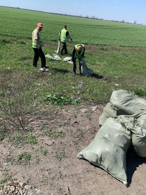 В целях повышения уровня благоустройства и поддержания чистоты, на автодороге регионального значения 43К-35 Антрацит – Должанский на подъезде к автомобильному пункту пропуска «Новошахтинск» был установлен новый мусорный... В целях повышения уровня благоустройства и поддержания чистоты, на автодороге регионального значения 43К-35 Антрацит – Должанский на подъезде к автомобильному пункту пропуска «Новошахтинск» был установлен новый мусорный...