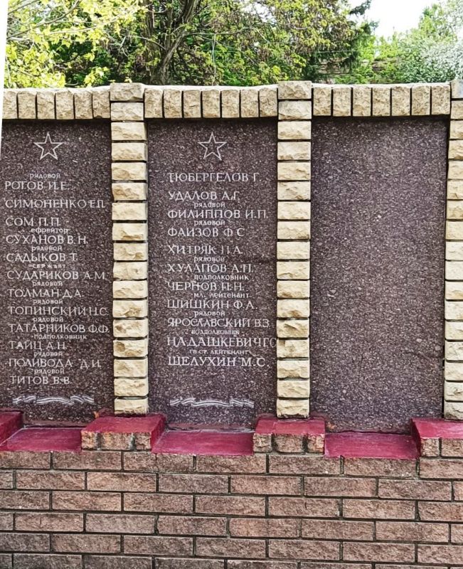 В преддверии празднования 80-летия Победы в Великой Отечественной войне в пгт Ивановка прошел очередной субботник, который собрал вместе представителей различных организаций и молодежь В преддверии празднования 80-летия Победы в Великой Отечественной войне в пгт Ивановка прошел очередной субботник, который собрал вместе представителей различных организаций и молодежь