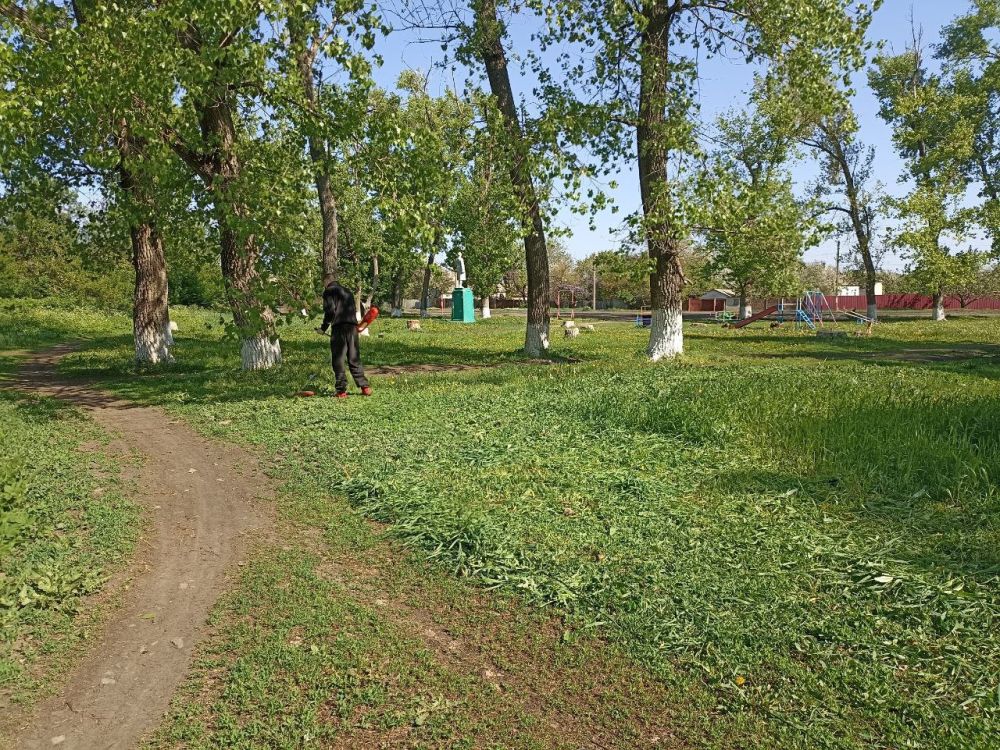 В целях обеспечения благоприятной среды для проживания населения на территории пгт Новодарьевка продолжаются работы по благоустройству общественных территорий В целях обеспечения благоприятной среды для проживания населения на территории пгт Новодарьевка продолжаются работы по благоустройству общественных территорий