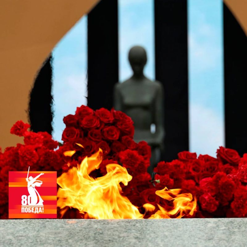 80 Вечных огней зажглись одновременно в честь 80-летия Великой Победы 80 Вечных огней зажглись одновременно в честь 80-летия Великой Победы