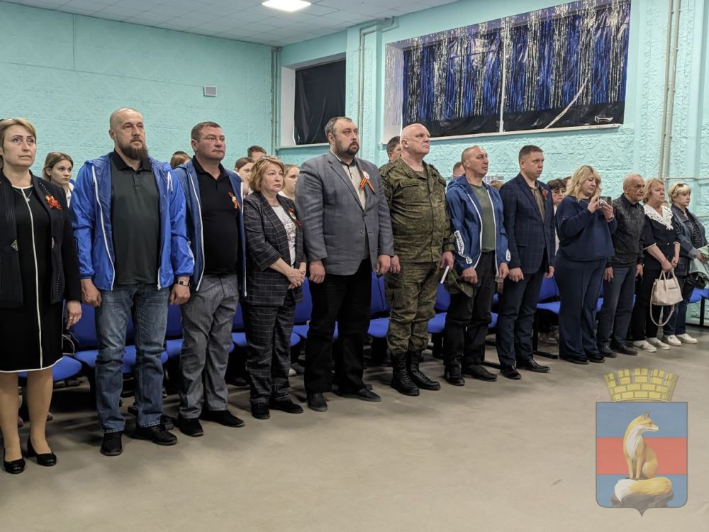 Сегодня в одной из школ Лисичанска прошло торжественное мероприятие - открытие "Парты Героя" нашему земляку Руслану Григорьеву, с позывным "Лисичанск", который погиб, исполняя свой долг Сегодня в одной из школ Лисичанска прошло торжественное мероприятие - открытие "Парты Героя" нашему земляку Руслану Григорьеву, с позывным "Лисичанск", который погиб, исполняя свой долг