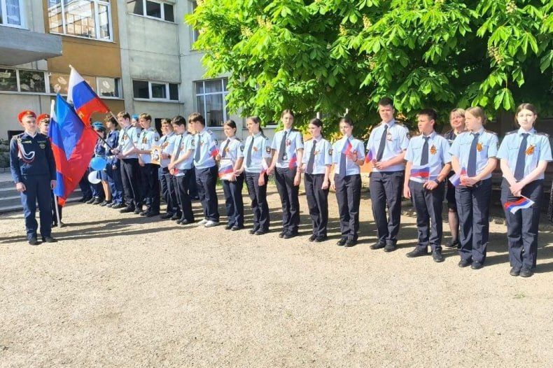 В Свердловской СШ №8 прошла торжественная линейка «Бессмертный полк: Герои среди нас» В Свердловской СШ №8 прошла торжественная линейка «Бессмертный полк: Герои среди нас»