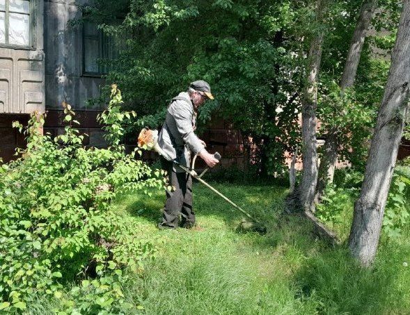 Коммунальные службы проводят работы на территории города Коммунальные службы проводят работы на территории города