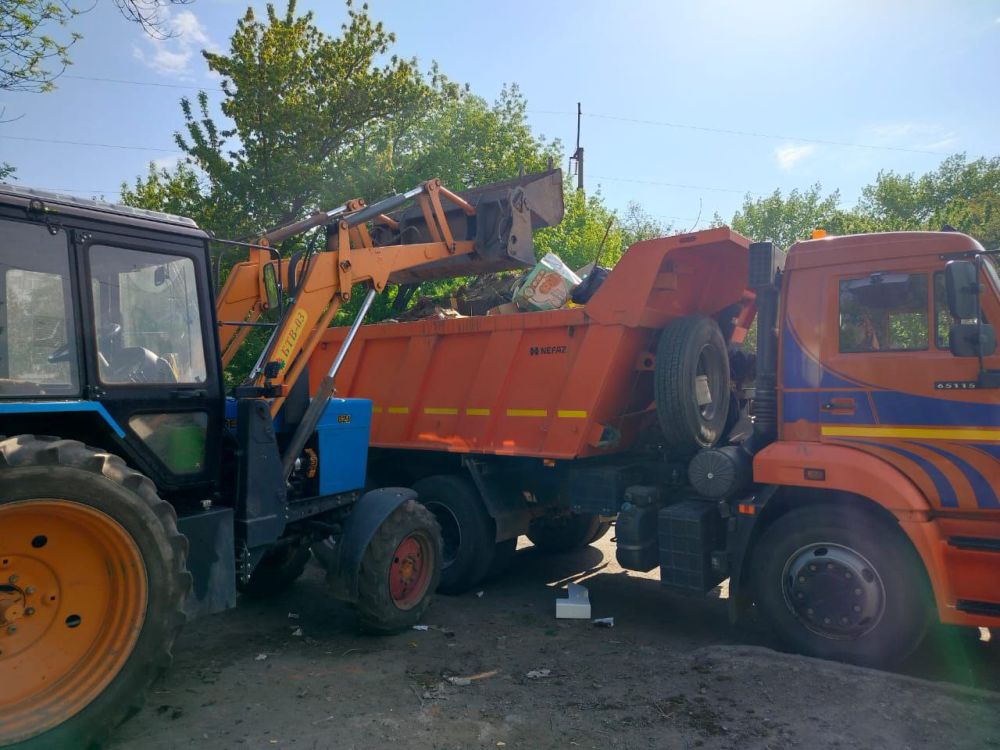 Сегодня работники коммунальных служб с самого утра трудятся на благо нашего города Сегодня работники коммунальных служб с самого утра трудятся на благо нашего города