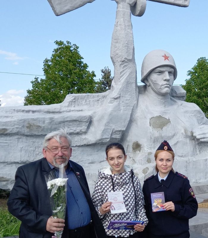 Виталий Коваленко: Председатель Совета Беловодского муниципального округа Сергей Скляр совместно с инспектором отделения по вопросам миграции ОМВД России «Беловодский» Ириной Глущенко вручили паспорт гражданина Российской... Виталий Коваленко: Председатель Совета Беловодского муниципального округа Сергей Скляр совместно с инспектором отделения по вопросам миграции ОМВД России «Беловодский» Ириной Глущенко вручили паспорт гражданина Российской...