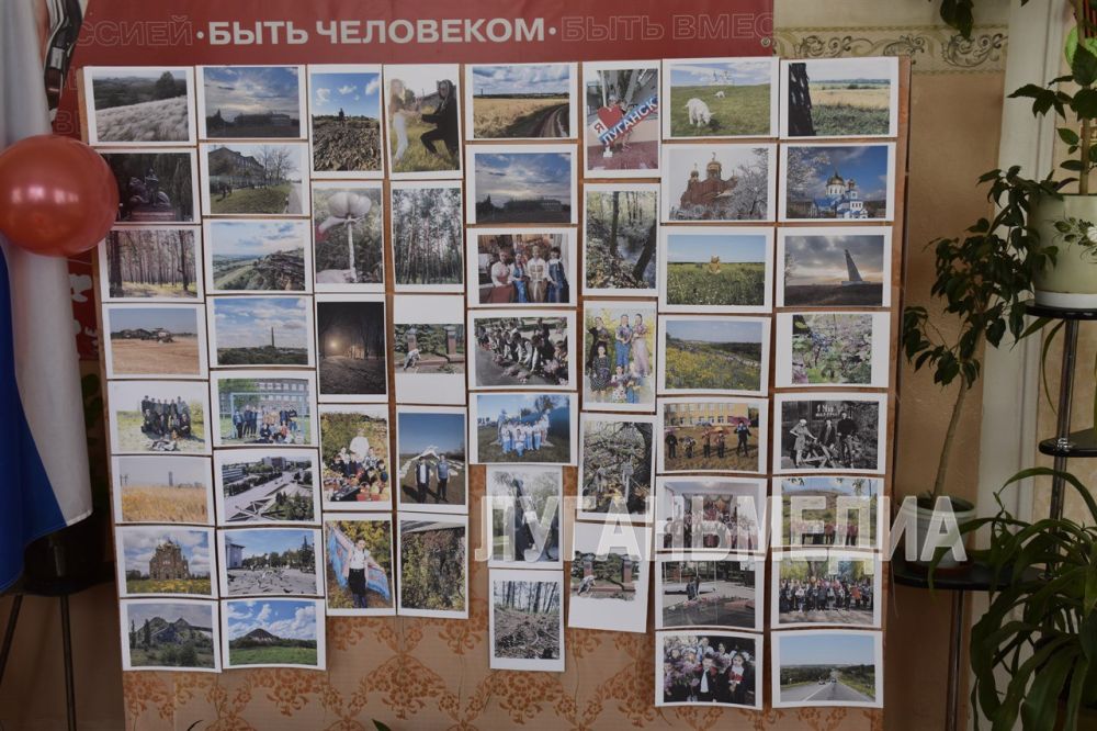 В Антрацитовской школе-интернате открылась выставка рисунков и фотографий, посвященная Дню Луганской Народной Республики В Антрацитовской школе-интернате открылась выставка рисунков и фотографий, посвященная Дню Луганской Народной Республики