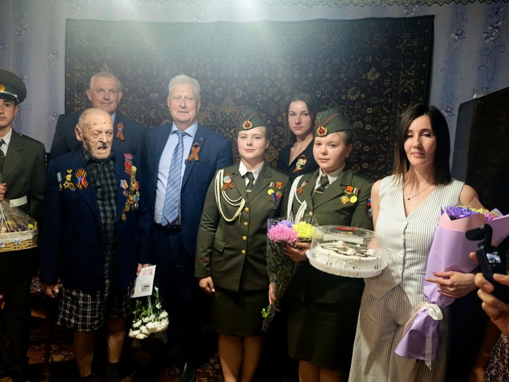 Сергей Козенко: Сегодня, в преддверии знаменательной даты – 80-летия Великой Победы, вместе с председателем Совета Краснодонского муниципального округа Владимиром Шавлаем, заместителем председателя Молодежной палаты при... Сергей Козенко: Сегодня, в преддверии знаменательной даты – 80-летия Великой Победы, вместе с председателем Совета Краснодонского муниципального округа Владимиром Шавлаем, заместителем председателя Молодежной палаты при...