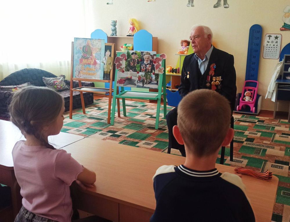 В преддверии празднования 80-й годовщины Победы в Великой Отечественной войне в Ясли-саду № 1 «Ласточка» прошла познавательная беседа воспитанников подготовительной группы «Калинка» с почетным гражданином Меловского района... В преддверии празднования 80-й годовщины Победы в Великой Отечественной войне в Ясли-саду № 1 «Ласточка» прошла познавательная беседа воспитанников подготовительной группы «Калинка» с почетным гражданином Меловского района...