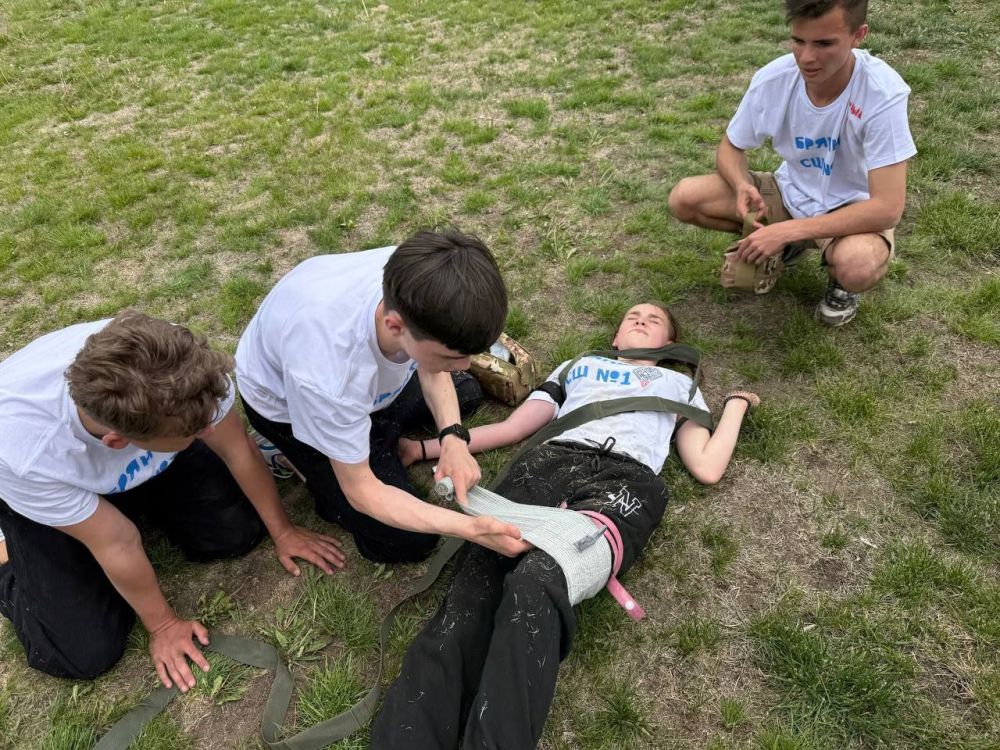 В Краснодоне на стадионе им. Ленинского комсомола начался региональный этап всероссийской военно-патриотической игры «Зарница 2.0» среди старшей возрастной категории В Краснодоне на стадионе им. Ленинского комсомола начался региональный этап всероссийской военно-патриотической игры «Зарница 2.0» среди старшей возрастной категории