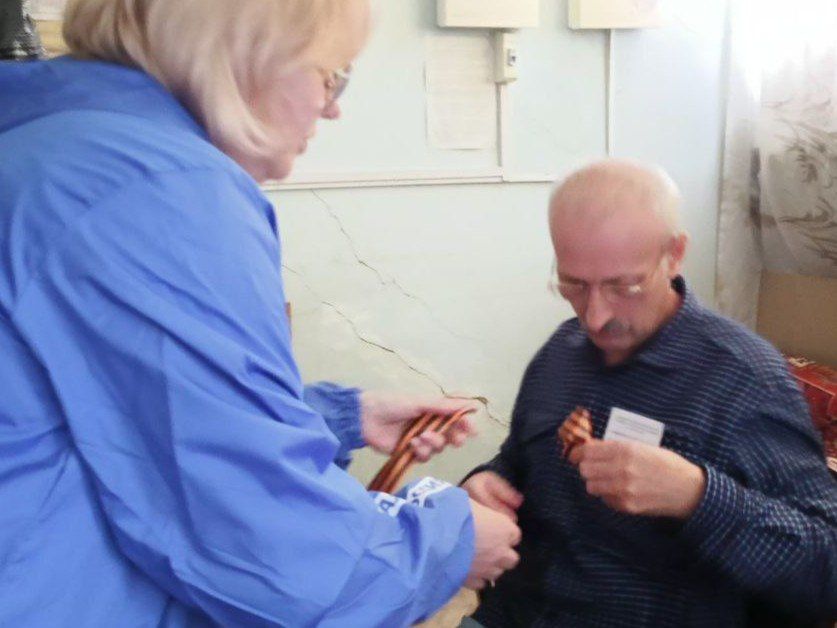В Меловом раздали георгиевские ленточки в рамках акции "Георгиевская ленточка" В Меловом раздали георгиевские ленточки в рамках акции "Георгиевская ленточка"